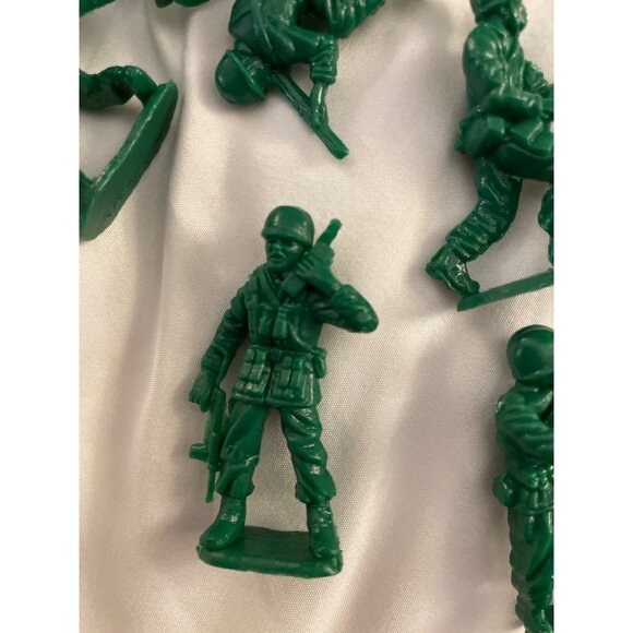 Schylling Classic Toy Soldier Set With 40 Green Army Men Figures - Picture 12 of 16